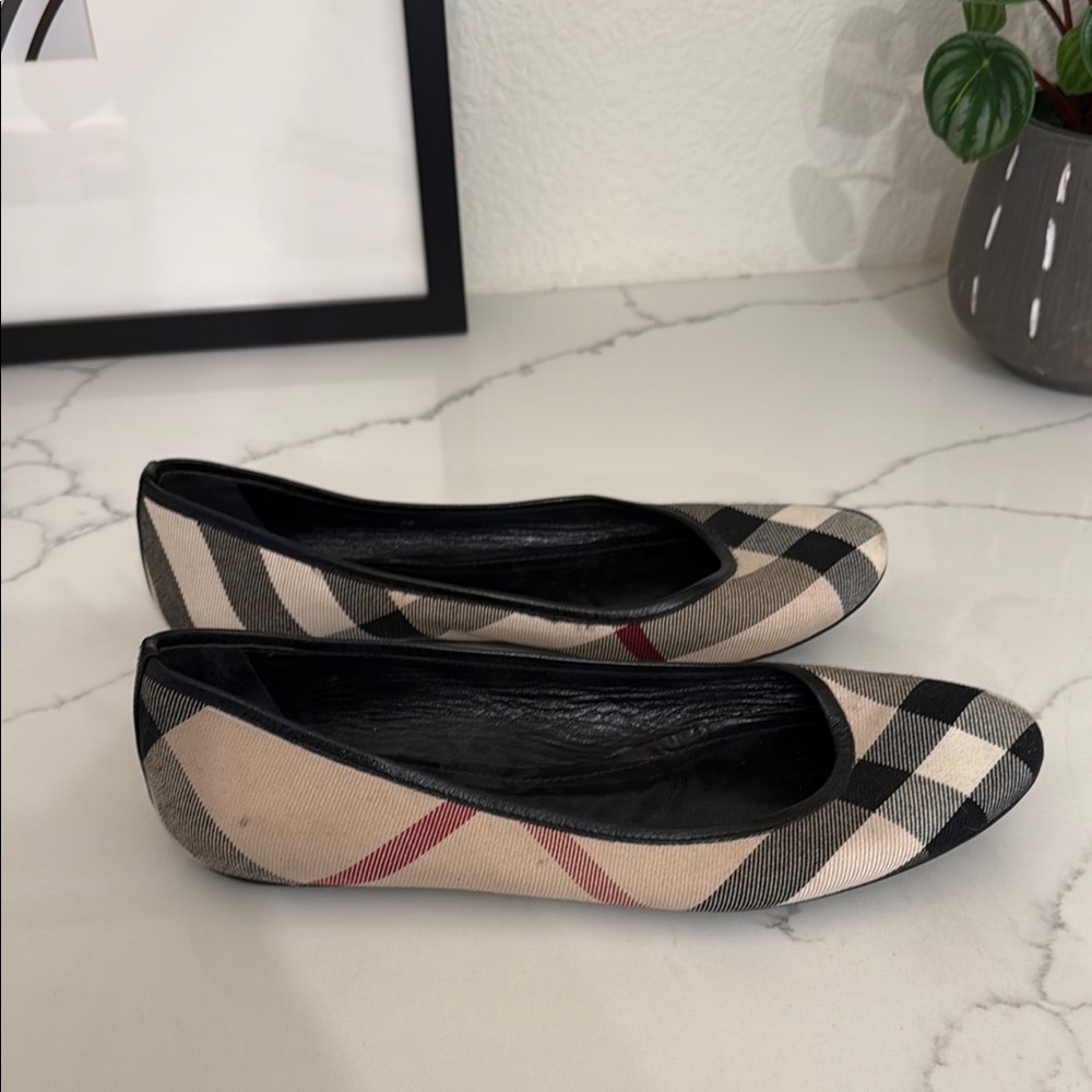 Burberry Black and Cream Flats with Iconic Check Pattern - Picture 4 of 6